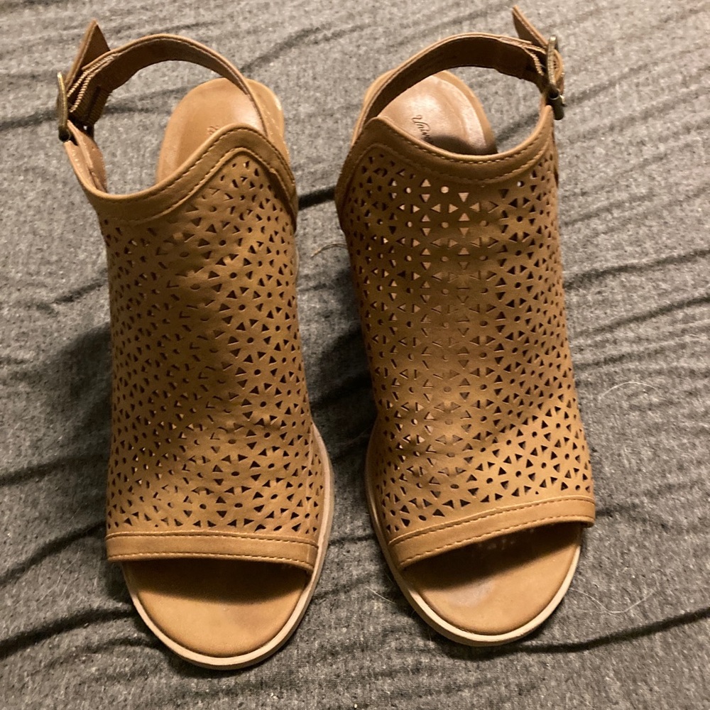 Universal Threads 1” thick heels